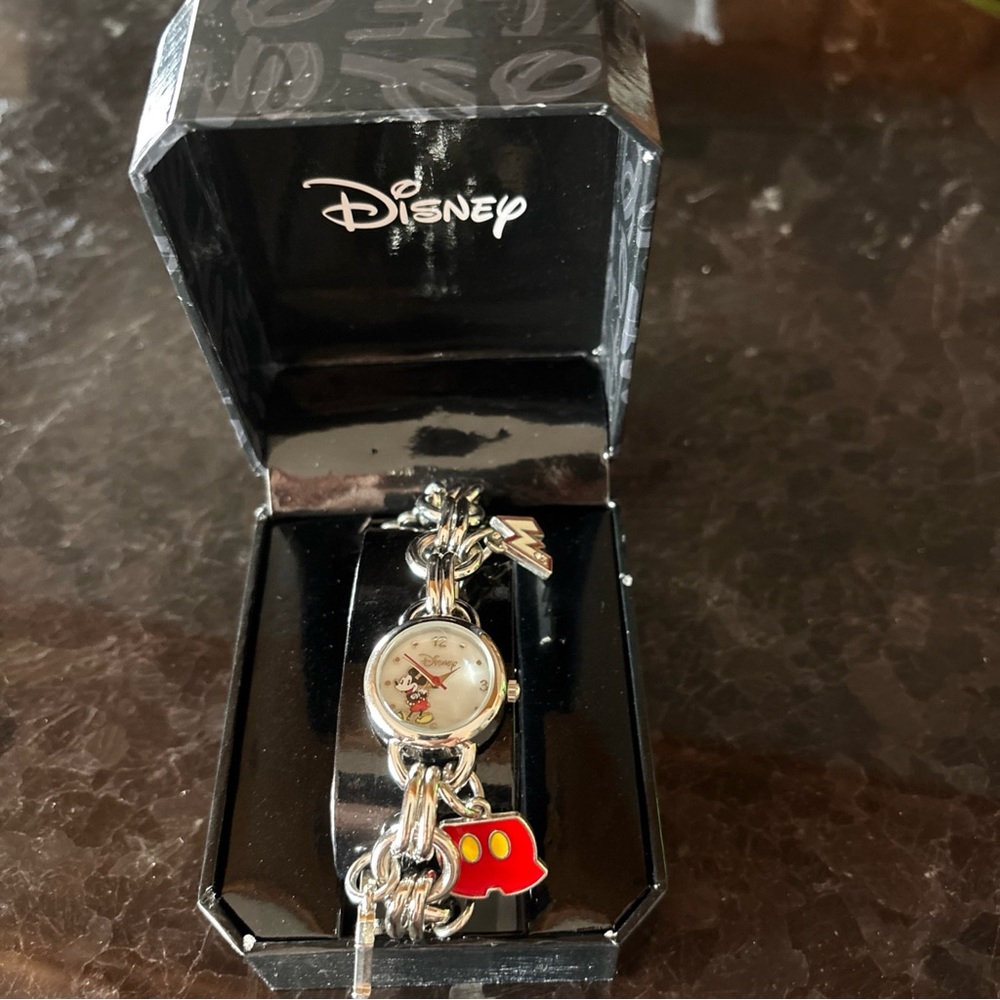 Disney Women’s MK2066 Mickey Mouse Charm Watch with Mother of Pearl Dial